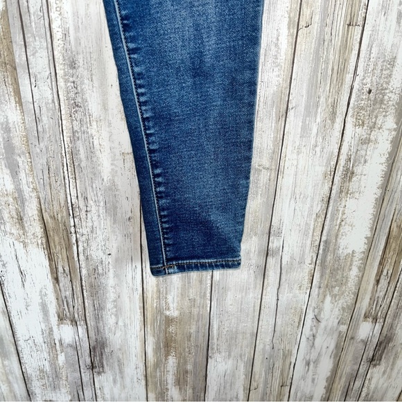 American Eagle Super Stretch Distressed Jegging Short - Picture 2 of 6